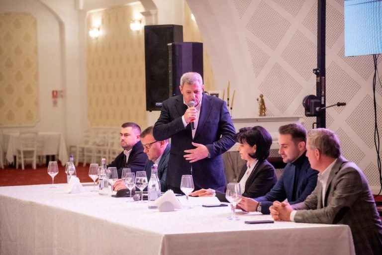 Cine va câștiga alegerile în comuna Mihai Eminescu? Primul care iese pe poarta casei familiei Gireadă