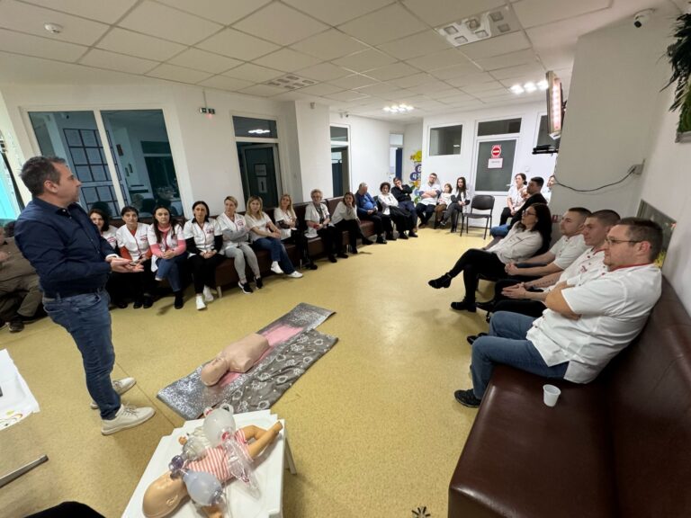 VIDEO Clinica Lux-Ro: cursuri practice de prim-ajutor și situații de urgență cu experții Chiriac și Jachel VIDEO Clinica Lux-Ro: cursuri practice de prim-ajutor și situații de urgență cu experții Chiriac și Jachel