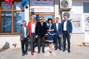Elisabeta Lipă și-a deschis cabinet parlamentar în Dorohoi în același spațiu în care a avut și Dan Șlincu 10 Elisabeta Lipă și-a deschis cabinet parlamentar în Dorohoi în același spațiu în care a avut și Dan Șlincu