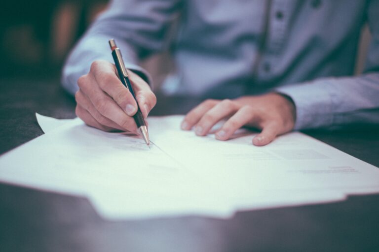 Cu trei zile înaintea descinderilor DNA o firmă din Cătămărăști Deal a cerut falimentul Cornell’s Floor Cu trei zile înaintea descinderilor DNA o firmă din Cătămărăști Deal a cerut falimentul Cornell's Floor