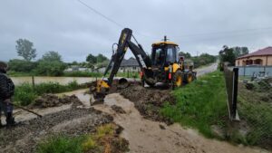Inundații în județul Botoșani: doi adulți și un copil au fost evacuați. Prefecul Nechifor merge în localitățile afectate