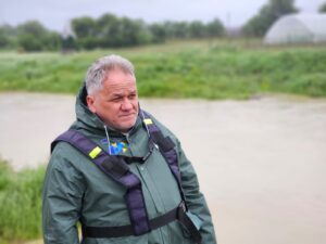 Inundații în județul Botoșani: doi adulți și un copil au fost evacuați. Prefecul Nechifor merge în localitățile afectate