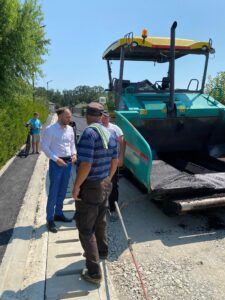 Investițiile continuă în Tulbureni: asfaltul vine și pe strada Crizantemelor