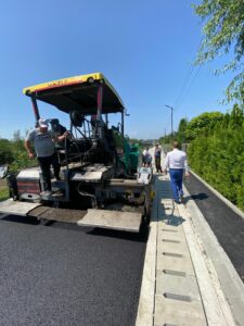 Investițiile continuă în Tulbureni: asfaltul vine și pe strada Crizantemelor
