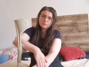O tânără cu 20 de șuruburi în coloană luptă pentru ultima șansă la o viață normală