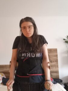 O tânără cu 20 de șuruburi în coloană luptă pentru ultima șansă la o viață normală
