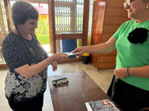 Mirel Manea oferă personal invitațiile botoșănenilor la concert extraordinar Loredana Groza și Filarmonica Botoșani la FIC 2025