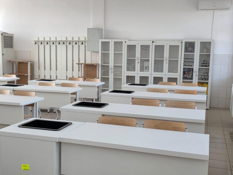 FOTO Revoluție în educația din Ștefănești: școlile reabilitate complet, cu panouri fotovoltaice și echipamente smart FOTO Revoluție în educația din Ștefănești: școlile reabilitate complet, cu panouri fotovoltaice și echipamente smart