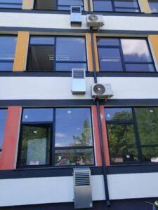 FOTO Revoluție în educația din Ștefănești: școlile reabilitate complet, cu panouri fotovoltaice și echipamente smart