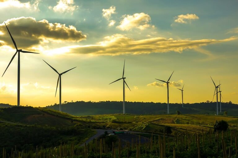 România importă peste jumătate din energia de care are nevoie în 2025 — importurile cresc, producţia internă scade