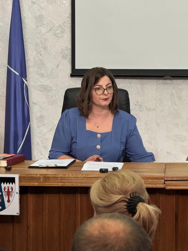 Prefectul județului Botoșani: „Nu voi permite niciunei societăți din județ să își bată joc de angajați și să sfideze autoritățile statului” Prefectul județului Botoșani: „Nu voi permite niciunei societăți din județ să își bată joc de angajați și să sfideze autoritățile statului”