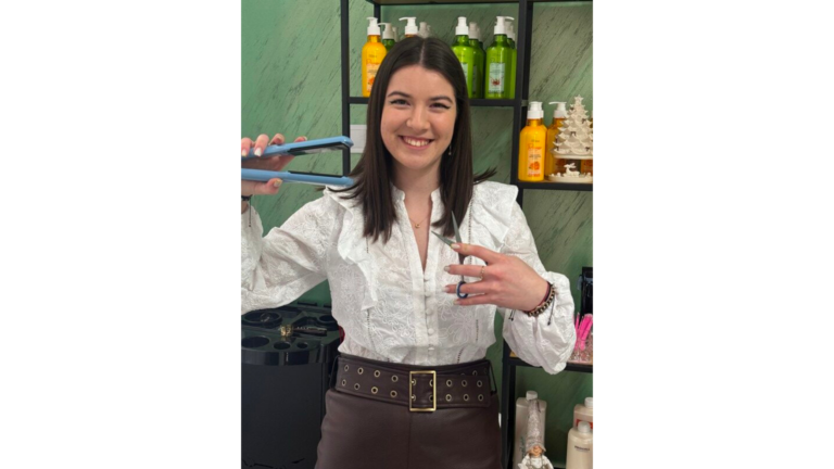 Antreprenoriat la 19 ani: studenta care a deschis Salon „Georgiana & The Hair Glow” Antreprenoriat la 19 ani: studenta care a deschis Salon „Georgiana & The Hair Glow”
