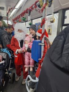 Magia sărbătorilor a prins viață în Botoșani, în Autobuzul Fermecat al lui Moș Crăciun