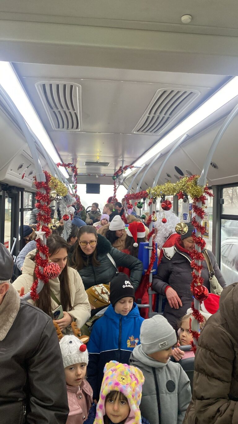 Magia sărbătorilor a prins viață în Botoșani, în Autobuzul Fermecat al lui Moș Crăciun Magia sărbătorilor a prins viață în Botoșani, în Autobuzul Fermecat al lui Moș Crăciun