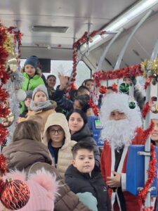Magia sărbătorilor a prins viață în Botoșani, în Autobuzul Fermecat al lui Moș Crăciun