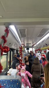 Magia sărbătorilor a prins viață în Botoșani, în Autobuzul Fermecat al lui Moș Crăciun