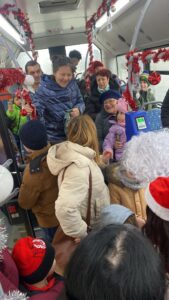 Magia sărbătorilor a prins viață în Botoșani, în Autobuzul Fermecat al lui Moș Crăciun