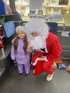 Magia sărbătorilor a prins viață în Botoșani, în Autobuzul Fermecat al lui Moș Crăciun