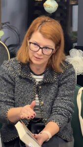 Cercul de lectură de la Memorialul Ipotești a adus „Sticlăreasa” la Atelierul Agnes Design. Dana Carcea a fost moderator