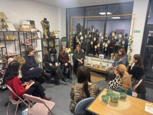 Cercul de lectură de la Memorialul Ipotești a adus „Sticlăreasa” la Atelierul Agnes Design. Dana Carcea a fost moderator