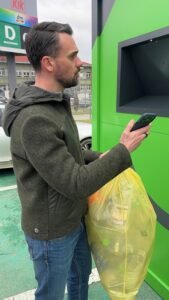 Adio, cozi la aparatele SGR! Ștefan Parascanu lansează IZI în Botoșani: „Depuneți sacul, iar banii vă intră automat pe card”