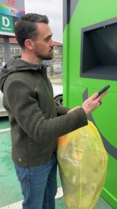 Adio, cozi la aparatele SGR! Ștefan Parascanu lansează IZI în Botoșani: „Depuneți sacul, iar banii vă intră automat pe card”