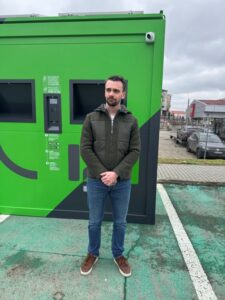 Adio, cozi la aparatele SGR! Ștefan Parascanu lansează IZI în Botoșani: „Depuneți sacul, iar banii vă intră automat pe card”