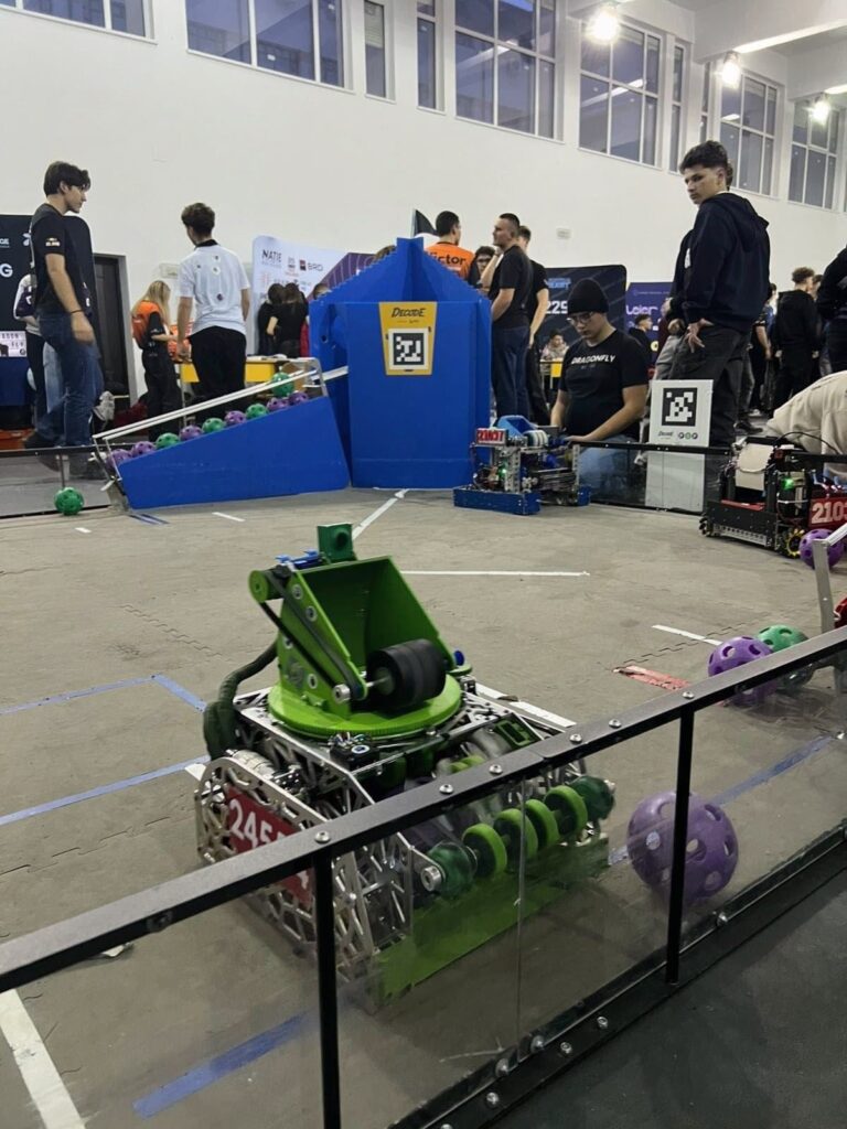Roboții au cucerit Colegiul „Eminescu”: Echipele „Hyperion” și „Dragonfly”, la înălțime în competiția First Tech Challenge Roboții au cucerit Colegiul „Eminescu”: Echipele „Hyperion” și „Dragonfly”, la înălțime în competiția First Tech Challenge