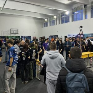 Roboții au cucerit Colegiul „Eminescu”: Echipele „Hyperion” și „Dragonfly”, la înălțime în competiția First Tech Challenge