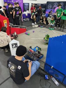 Roboții au cucerit Colegiul „Eminescu”: Echipele „Hyperion” și „Dragonfly”, la înălțime în competiția First Tech Challenge
