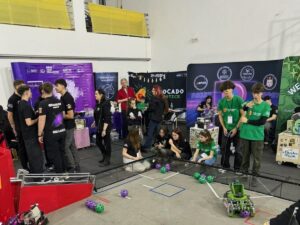 Roboții au cucerit Colegiul „Eminescu”: Echipele „Hyperion” și „Dragonfly”, la înălțime în competiția First Tech Challenge 5 Roboții au cucerit Colegiul „Eminescu”: Echipele „Hyperion” și „Dragonfly”, la înălțime în competiția First Tech Challenge