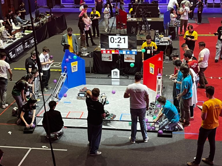 Succes economic și educațional: Echipa de robotică a Colegiului „Mihai Eminescu” pleacă în Indiana, SUA, cu sprijinul Doly-Com Distribuție Succes economic și educațional: Echipa de robotică a Colegiului „Mihai Eminescu” pleacă în Indiana, SUA, cu sprijinul Doly-Com Distribuție