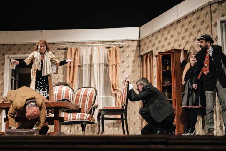 Râs garantat la Teatrul „Mihai Eminescu”. „Bani din cer” revine pe scenă duminică