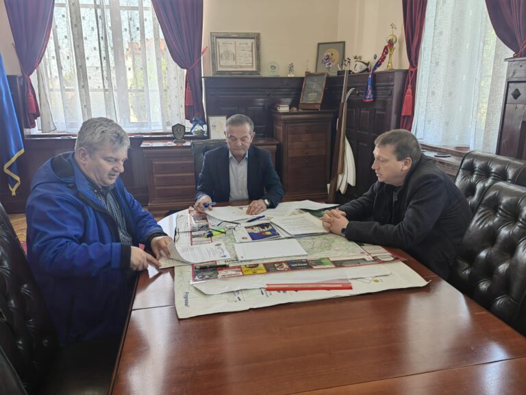 Primarul Dorin Alexandrescu anunță semnarea contractului pentru stațiile de încărcare electrică în Dorohoi: „Un pas spre un aer mai curat”