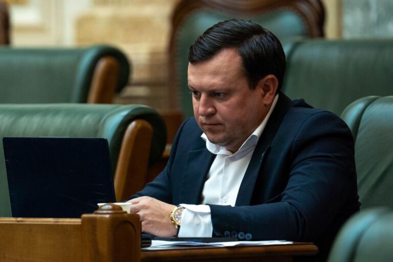 Proiectul care permite compensarea banilor pentru concedii medicale cu datoriile către ANAF a primit aviz favorabil de la CES