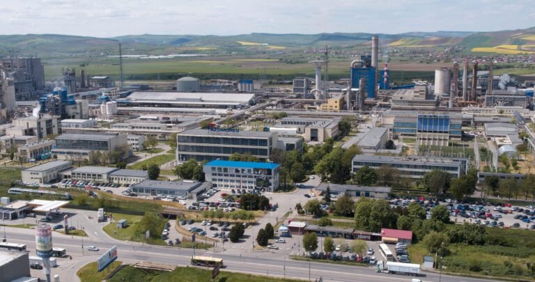 Guvernul Bolojan anunță salvarea combinatului Azomureș prin intermediul Romgaz