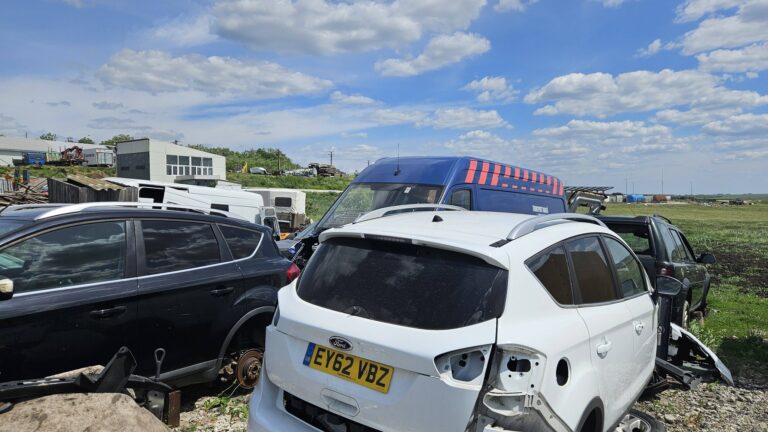 Razii la dezmembrările auto din Botoșani: autorizații lipsă, deșeuri periculoase la voia întâmplării, amenzi uriașe