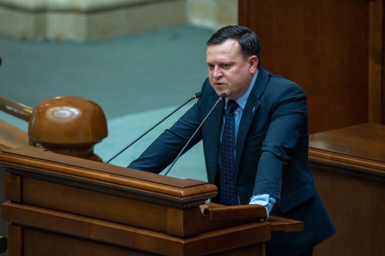 COMUNICAT DE PRESĂ Cătălin Silegeanu: „Scaunele parlamentarilor sunt murdare de sângele vărsat pentru libertate”