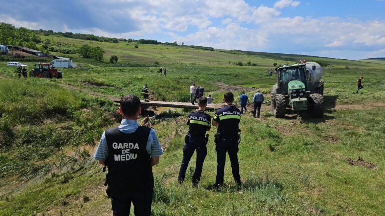 Incident de mediu: 300 de litri de erbicid deversați în cursul de apă Cozancea, afluent al Sitnei