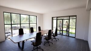Bahm Construcții, firma lui Constantin Bălăucă, a scos la licitație construcția primei fabrici de ferestre inteligente din România