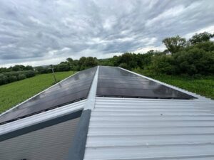 Cum să scapi de grija facturilor la energie: Onisim Energy montează panouri și baterii în toată țara