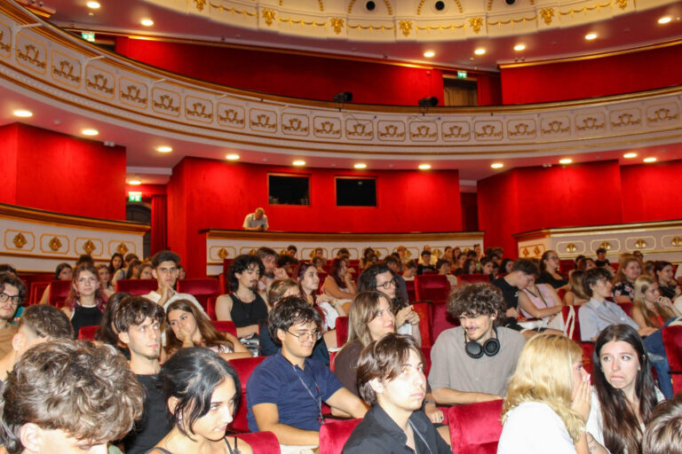 Trei eleve de liceu au organizat cu succes cea mai mare competiție de dezbateri din Moldova