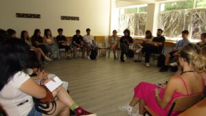 Trei eleve de liceu au organizat cu succes cea mai mare competiție de dezbateri din Moldova