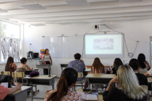 Trei eleve de liceu au organizat cu succes cea mai mare competiție de dezbateri din Moldova