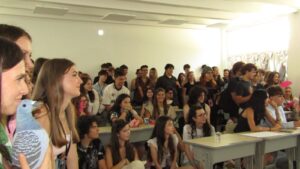 Trei eleve de liceu au organizat cu succes cea mai mare competiție de dezbateri din Moldova
